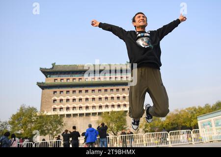 Pechino, Cina. 20 novembre 2023. Questa foto scattata il 20 novembre 2023 mostra Absemet Kerem in posa per le foto in via Qianmen a Pechino, capitale della Cina. PER ANDARE CON "Xinjiang Story: A Uygur Youth's Trek to Beijing" di 280 giorni credito: Chen Zhonghao/Xinhua/Alamy Live News Foto Stock