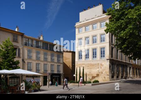 Trompe l'Oeil Window Pattern o Wall Painting sulla facciata storica di Place du Verdun Town Square Aix-en-Provence POrovence France Foto Stock