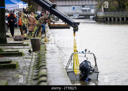 Aalst, Belgio. 24 novembre 2023. L'immagine mostra un'azione di ricerca nel fiume Dender, ad Aalst, venerdì 24 novembre 2023. La ricerca è presumibilmente collegata alla morte di una donna di 55 anni e di suo figlio di 22 anni, che erano stati trovati morti nella loro casa a Denderhoutem l'11 novembre 2023. Il sospetto, l'ex partner della donna, non e' ancora stato trovato. BELGA PHOTO JASPER JACOBS Credit: Belga News Agency/Alamy Live News Foto Stock