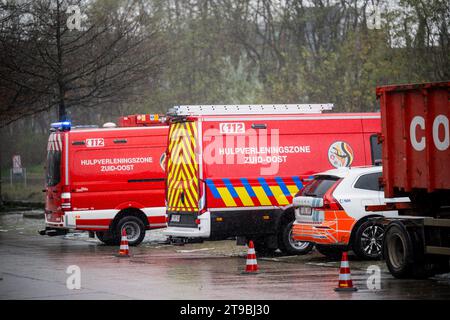 Aalst, Belgio. 24 novembre 2023. L'immagine mostra un'azione di ricerca nel fiume Dender, ad Aalst, venerdì 24 novembre 2023. La ricerca è presumibilmente collegata alla morte di una donna di 55 anni e di suo figlio di 22 anni, che erano stati trovati morti nella loro casa a Denderhoutem l'11 novembre 2023. Il sospetto, l'ex partner della donna, non e' ancora stato trovato. BELGA PHOTO JASPER JACOBS Credit: Belga News Agency/Alamy Live News Foto Stock