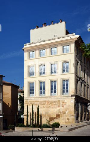 Trompe l'Oeil Window Pattern o Wall Painting on Historic Building in Place du Verdun Town Square Aix-en-Provence POrovence France Foto Stock