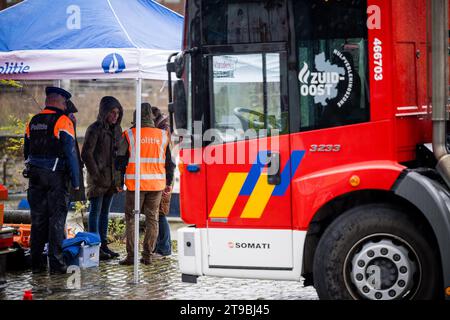 Aalst, Belgio. 24 novembre 2023. L'immagine mostra un'azione di ricerca nel fiume Dender, ad Aalst, venerdì 24 novembre 2023. La ricerca è presumibilmente collegata alla morte di una donna di 55 anni e di suo figlio di 22 anni, che erano stati trovati morti nella loro casa a Denderhoutem l'11 novembre 2023. Il sospetto, l'ex partner della donna, non e' ancora stato trovato. BELGA PHOTO JASPER JACOBS Credit: Belga News Agency/Alamy Live News Foto Stock