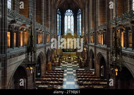 Interno o nave con i pews della Lady Chapel nella Cattedrale anglicana di Liverpool Foto Stock