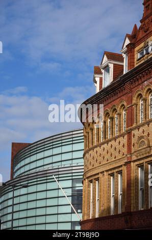 Modernista John Lewis Building & Victorian Red Brick Church House, i Hanover Street, Grade II listed Building Liverpool Inghilterra Regno Unito Foto Stock