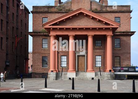 Albert Dock Traffic Office (1847), edificio neoclassico vittoriano classificato di primo grado ora parte dell'International Slavery Museum Liverpool Foto Stock