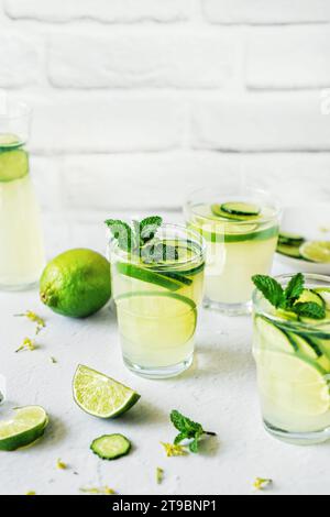 Bevande benefiche in estate, bellissime immagini di bevande disintossicanti, immagini di kumquat e succo di cetriolo, preparare bellissimi cocktail Foto Stock