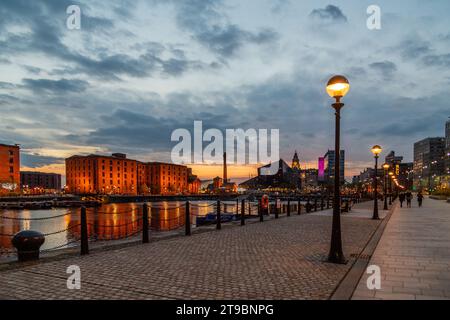 Vista al crepuscolo degli storici magazzini in mattoni illuminati al Royal Albert Dock e del lungomare di Liverpool al crepuscolo, Merseyside, Inghilterra Foto Stock