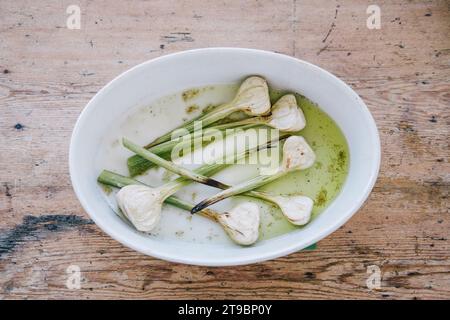 Finocchio arrosto sano sul piatto a tavola Foto Stock