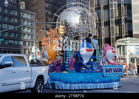 Vereinigte Staaten. 23 novembre 2023. New York, USA, 23 novembre 2023 - ENHYPEN alla 2023 Macys Thanksgiving Day Parade il 23 novembre 2023 a New York City Credit: Giada Papini Rampelotto/EuropaNewswire/dpa/Alamy Live News Foto Stock