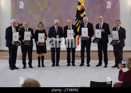 Winfried Kretschmann, Ministerpräsident des Landes Baden-Württemberg B 90/die Grünen, Reiner Haseloff, Ministerpräsident des Landes Sachsen-Anhalt CDU, Malu Dreyer, Ministerpräsidentin des Landes Rheinland-Pfalz SPD, Frank-Walter Steinmeier, Bundespräsident, Stephan-Peter Weil, Ministerpräsident des Landes Niedersachsen SPD Ministerpräsident, host Seehofer, Ministerpräsident Bodo Ramelow Ministerpräsident des Freistaats Thüringen die Linke, Deutschland, Berlino, Schloss Bellevue, Ansprache von BPR Steinmeier bei de Foto Stock
