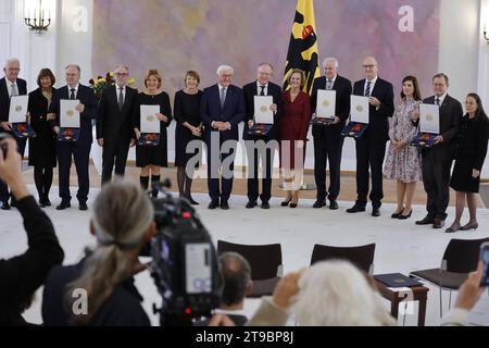 Winfried Kretschmann, Ministerpräsident des Landes Baden-Württemberg B 90/die Grünen, Reiner Haseloff, Ministerpräsident des Landes Sachsen-Anhalt CDU, Malu Dreyer, Ministerpräsidentin des Landes Rheinland-Pfalz SPD, Frank-Walter Steinmeier, Bundespräsident, Stephan-Peter Weil, Ministerpräsident des Landes Niedersachsen SPD Ministerpräsident, host Seehofer, Ministerpräsident Bodo Ramelow Ministerpräsident des Freistaats Thüringen die Linke, Deutschland, Berlino, Schloss Bellevue, Ansprache von BPR Steinmeier bei de Foto Stock
