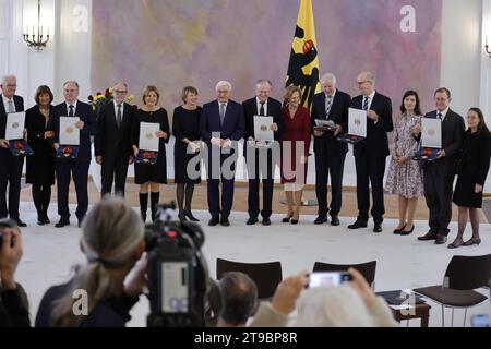 Winfried Kretschmann, Ministerpräsident des Landes Baden-Württemberg B 90/die Grünen, Reiner Haseloff, Ministerpräsident des Landes Sachsen-Anhalt CDU, Malu Dreyer, Ministerpräsidentin des Landes Rheinland-Pfalz SPD, Frank-Walter Steinmeier, Bundespräsident, Stephan-Peter Weil, Ministerpräsident des Landes Niedersachsen SPD Ministerpräsident, host Seehofer, Ministerpräsident Bodo Ramelow Ministerpräsident des Freistaats Thüringen die Linke, Deutschland, Berlino, Schloss Bellevue, Ansprache von BPR Steinmeier bei de Foto Stock