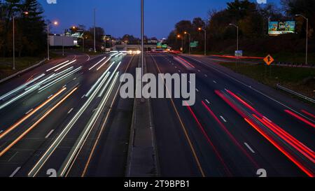 NORWALK, Connecticut, USA - 23 NOVEMBRE 2023: Trafficata autostrada i-95 la sera del giorno del Ringraziamento, con un bellissimo tramonto Foto Stock