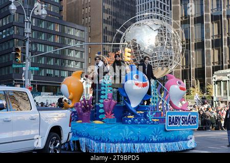 Vereinigte Staaten. 23 novembre 2023. New York, USA, 23 novembre 2023 - ENHYPEN alla 2023 Macys Thanksgiving Day Parade il 23 novembre 2023 a New York City Credit: Giada Papini Rampelotto/EuropaNewswire/dpa/Alamy Live News Foto Stock