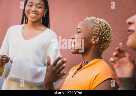 Allegri giovani amiche che parlano mentre si godono il weekend Foto Stock