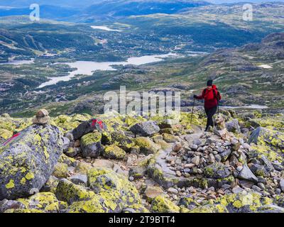 esploratrice matura durante il fine settimana in mezzo alle rocce Foto Stock