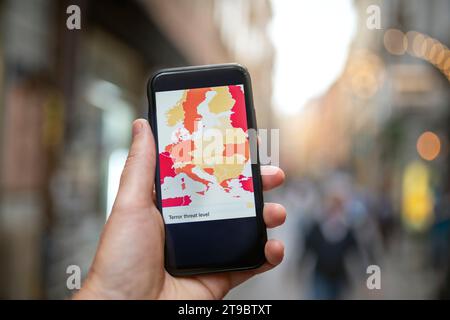 Mano corta della persona che tiene lo smartphone con la mappa sullo schermo in città Foto Stock