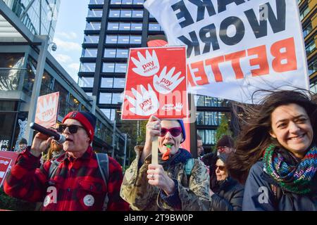 Londra, Inghilterra, Regno Unito. 24 novembre 2023. Amazon Workers e GMB Union organizzano una protesta del Black Friday sulla paga fuori dagli uffici Amazon a Londra. (Immagine di credito: © Vuk Valcic/ZUMA Press Wire) SOLO USO EDITORIALE! Non per USO commerciale! Foto Stock