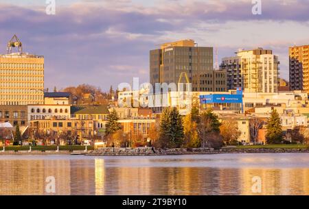 Barrie, Ontario/Canada - 15 novembre 2023: Vista panoramica degli edifici storici sul lungomare, tra cui il municipio e altri edifici commerciali e residenziali Foto Stock