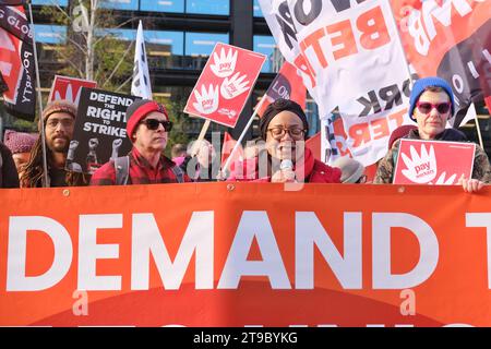 Londra, Regno Unito. 24 novembre 2023. Il deputato Diane Abbott è il rappresentante dei partecipanti al rally. I membri DELLA GMB Union organizzano una protesta nel Black Friday fuori dalla sede di Amazon a Liverpool Street. Più di 1.000 lavoratori stanno scioperando presso il centro di evasione di Coventry, chiedendo il riconoscimento sindacale del personale e una migliore retribuzione. Credito: Fotografia dell'undicesima ora/Alamy Live News Foto Stock