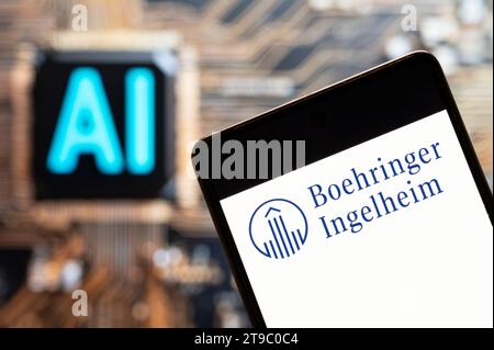 In questa immagine fotografica, l'azienda farmaceutica tedesca, guidata dalla ricerca, il logo Boehringer Ingelheim è visibile su uno smartphone con un chip e un simbolo di intelligenza artificiale (ai) sullo sfondo. (Foto di Budrul Chukrut / SOPA Images / Sipa USA) *** esclusivamente per scopi editoriali *** Foto Stock