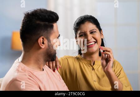 La coppia indiana si è emozionata dopo aver visto il risultato positivo del test di gravidanza a casa - concetto di aspettarsi il bambino, buone notizie e affetto Foto Stock