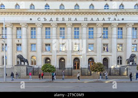 Sofia, Bulgaria - 16 ottobre 2023: Palazzo di giustizia, Corte della città, edificio neoclassico in Vitosha Boulevard. Foto Stock