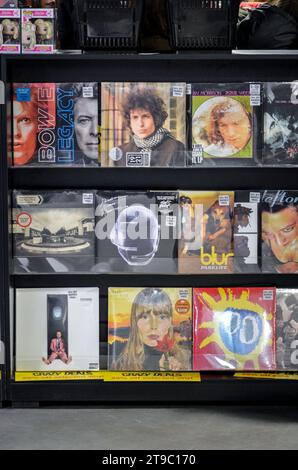 Il negozio di dischi di punta di HMV è stato riaperto dalla pop band Madness su Oxford Street dopo una pausa di quattro anni. La catena musicale centenaria chiuse la sua sede principale di Londra nel 2019 dopo essere entrata in amministrazione. È stata poi rilevata dalla Sunrise Records. La società ha affermato che il suo ritorno è dovuto a una "svolta drammatica", con HMV che è tornata al profitto nel 2022. Il proprietario Doug Putman ha detto che la riapertura avrebbe portato HMV "ancora una volta a diventare un pilastro della High Street britannica". Il negozio dispone di un piano dedicato a un palcoscenico dal vivo, con piani individuali per vinile, cultura pop e DVD. Il primo musicista a farlo Foto Stock