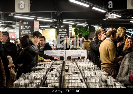 Il negozio di dischi di punta di HMV è stato riaperto dalla pop band Madness su Oxford Street dopo una pausa di quattro anni. La catena musicale centenaria chiuse la sua sede principale di Londra nel 2019 dopo essere entrata in amministrazione. È stata poi rilevata dalla Sunrise Records. La società ha affermato che il suo ritorno è dovuto a una "svolta drammatica", con HMV che è tornata al profitto nel 2022. Il proprietario Doug Putman ha detto che la riapertura avrebbe portato HMV "ancora una volta a diventare un pilastro della High Street britannica". Il negozio dispone di un piano dedicato a un palcoscenico dal vivo, con piani individuali per vinile, cultura pop e DVD. Il primo musicista a farlo Foto Stock