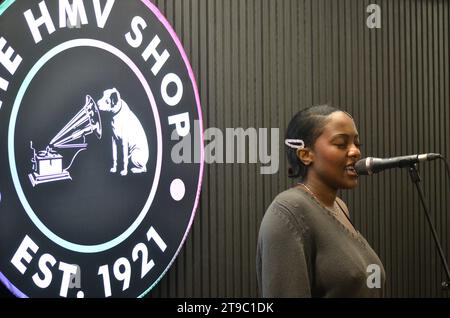 Il negozio di dischi di punta di HMV è stato riaperto dalla pop band Madness su Oxford Street dopo una pausa di quattro anni. La catena musicale centenaria chiuse la sua sede principale di Londra nel 2019 dopo essere entrata in amministrazione. È stata poi rilevata dalla Sunrise Records. La società ha affermato che il suo ritorno è dovuto a una "svolta drammatica", con HMV che è tornata al profitto nel 2022. Il negozio dispone di un piano dedicato a un palcoscenico dal vivo, con piani individuali per vinile, cultura pop e DVD. Il primo spettacolo è stato della cantante indie alternativa Rachel Chinouriri. Foto Stock