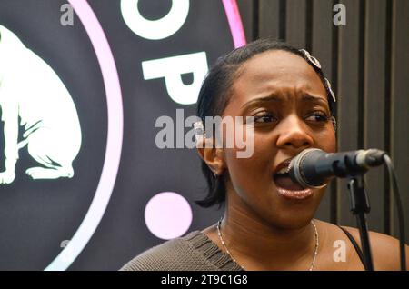 Il negozio di dischi di punta di HMV è stato riaperto dalla pop band Madness su Oxford Street dopo una pausa di quattro anni. La catena musicale centenaria chiuse la sua sede principale di Londra nel 2019 dopo essere entrata in amministrazione. È stata poi rilevata dalla Sunrise Records. La società ha affermato che il suo ritorno è dovuto a una "svolta drammatica", con HMV che è tornata al profitto nel 2022. Il negozio dispone di un piano dedicato a un palcoscenico dal vivo, con piani individuali per vinile, cultura pop e DVD. Il primo spettacolo è stato della cantante indie alternativa Rachel Chinouriri. Foto Stock