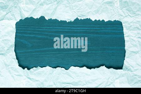 Cornice in carta colorata blu pallido strappata con spazio per la copia color Teal scuro Foto Stock