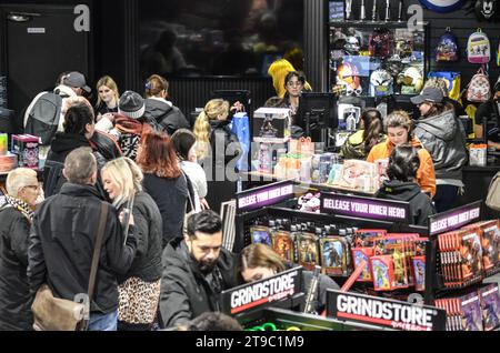 Il negozio di dischi di punta di HMV è stato riaperto dalla pop band Madness su Oxford Street dopo una pausa di quattro anni. La catena musicale centenaria chiuse la sua sede principale di Londra nel 2019 dopo essere entrata in amministrazione. È stata poi rilevata dalla Sunrise Records. La società ha affermato che il suo ritorno è dovuto a una "svolta drammatica", con HMV che è tornata al profitto nel 2022. Il proprietario Doug Putman ha detto che la riapertura avrebbe portato HMV "ancora una volta a diventare un pilastro della High Street britannica". Il negozio dispone di un piano dedicato a un palcoscenico dal vivo, con piani individuali per vinile, cultura pop e DVD. Il primo musicista a farlo Foto Stock