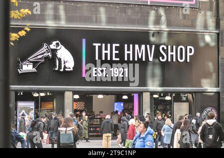 Il negozio di dischi di punta di HMV è stato riaperto dalla pop band Madness su Oxford Street dopo una pausa di quattro anni. La catena musicale centenaria chiuse la sua sede principale di Londra nel 2019 dopo essere entrata in amministrazione. È stata poi rilevata dalla Sunrise Records. La società ha affermato che il suo ritorno è dovuto a una "svolta drammatica", con HMV che è tornata al profitto nel 2022. Il proprietario Doug Putman ha detto che la riapertura avrebbe portato HMV "ancora una volta a diventare un pilastro della High Street britannica". Il negozio dispone di un piano dedicato a un palcoscenico dal vivo, con piani individuali per vinile, cultura pop e DVD. Il primo musicista a farlo Foto Stock