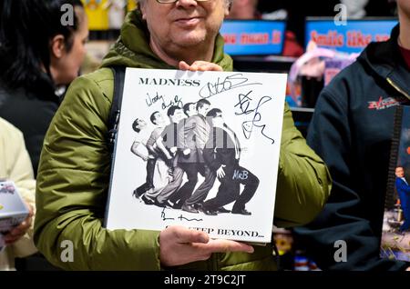 Il negozio di dischi di punta di HMV è stato riaperto dalla pop band Madness su Oxford Street dopo una pausa di quattro anni. La catena musicale centenaria chiuse la sua sede principale di Londra nel 2019 dopo essere entrata in amministrazione. È stata poi rilevata dalla Sunrise Records. La società ha affermato che il suo ritorno è dovuto a una "svolta drammatica", con HMV che è tornata al profitto nel 2022. Il proprietario Doug Putman ha detto che la riapertura avrebbe portato HMV "ancora una volta a diventare un pilastro della High Street britannica". Il negozio dispone di un piano dedicato a un palcoscenico dal vivo, con piani individuali per vinile, cultura pop e DVD. Foto Stock