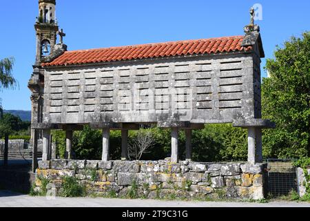 Granaio tradizionale (horreo) di pietra di granito. Carnota, a Coruna, Galizia, Spagna. Foto Stock