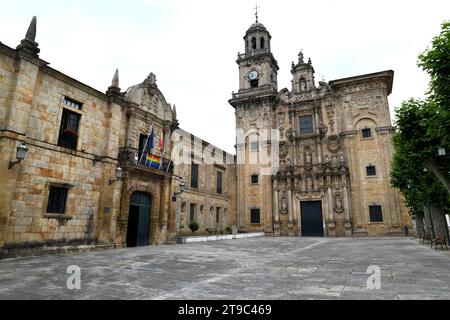 Vilanova de Lourenza, municipio (a sinistra) e chiesa di San Salvador (barocco 17 ° secolo). Lugo, Galizia, Spagna. Foto Stock