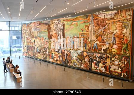 San Francisco, CA, USA - 28 luglio 2023: People Observing 'Pan American Unity', un murale dipinto dall'artista messicano Diego Rivera nel San Francisco Museum o Foto Stock