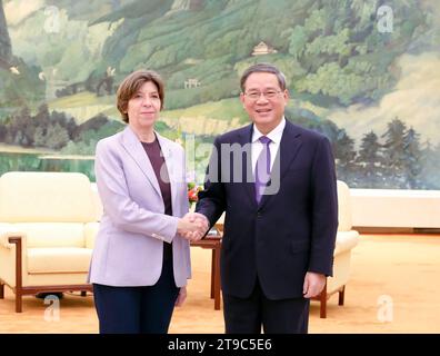 Pechino, Cina. 24 novembre 2023. Il Premier cinese li Qiang incontra il ministro francese per l'Europa e gli affari esteri Catherine colonna nella grande sala del popolo di Pechino, capitale della Cina, 24 novembre 2023. Crediti: Ding Lin/Xinhua/Alamy Live News Foto Stock