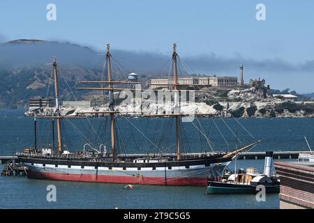 San Francisco, CA, USA - 25 luglio 2023: Baia di San Francisco e isola di Alcatraz. Foto Stock