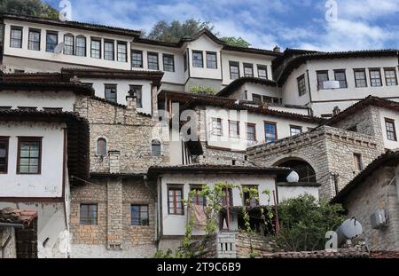 064 case "Thousand Windows" o "Windows over Windows" nel distretto di Mangalem sulla riva nord del fiume Osum. Berat-Albania. Foto Stock