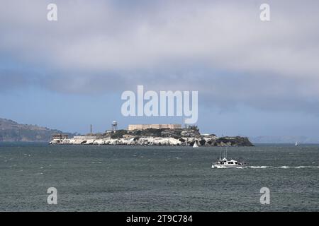 San Francisco, CA, USA - 27 luglio 2023: Baia di San Francisco e isola di Alcatraz. Foto Stock