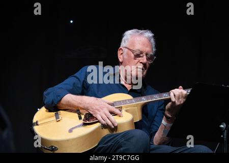 Jim Mullen suona la chitarra con "Mighty Like the Blues", Scarborough Jazz Festival 2023 Foto Stock