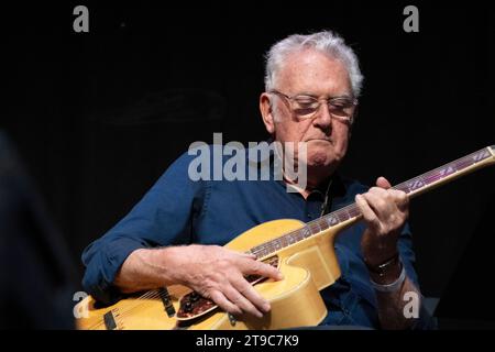 Jim Mullen suona la chitarra con "Mighty Like the Blues", Scarborough Jazz Festival 2023 Foto Stock