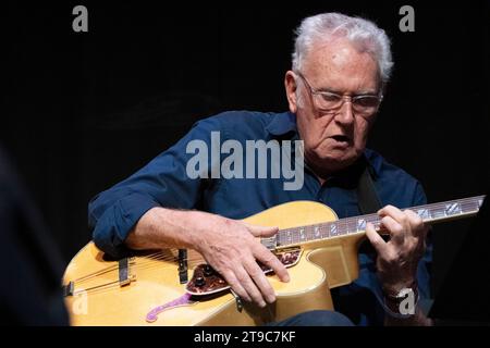 Jim Mullen suona la chitarra con "Mighty Like the Blues", Scarborough Jazz Festival 2023 Foto Stock