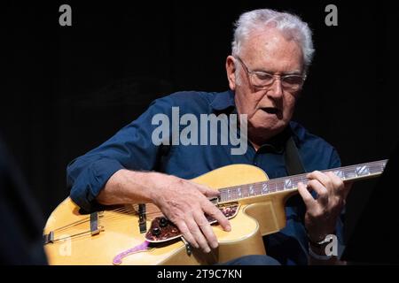 Jim Mullen suona la chitarra con "Mighty Like the Blues", Scarborough Jazz Festival 2023 Foto Stock