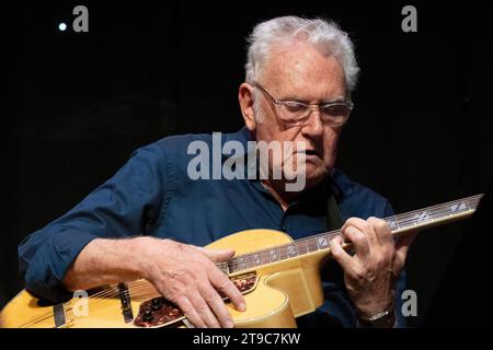 Jim Mullen suona la chitarra con "Mighty Like the Blues", Scarborough Jazz Festival 2023 Foto Stock