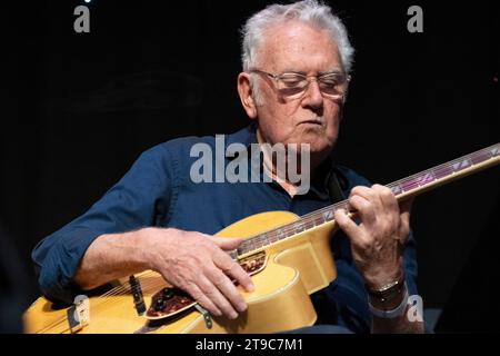 Jim Mullen suona la chitarra con "Mighty Like the Blues", Scarborough Jazz Festival 2023 Foto Stock