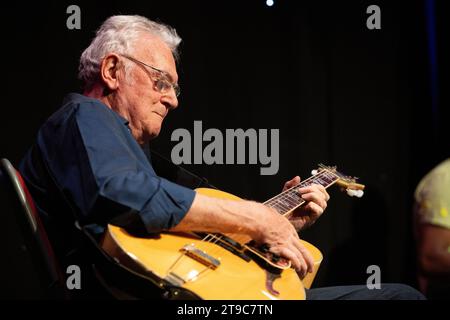 Jim Mullen suona la chitarra con "Mighty Like the Blues", Scarborough Jazz Festival 2023 Foto Stock