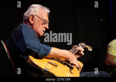 Jim Mullen suona la chitarra con "Mighty Like the Blues", Scarborough Jazz Festival 2023 Foto Stock